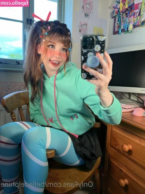 Belle Delphine [ belle-delphine-11 ] - Mostrando otro ángulo de la Tula y los cocos    dick