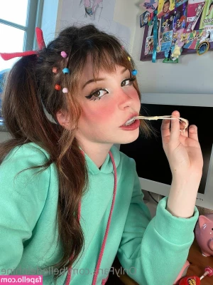 Belle Delphine [ belle-delphine-11 ] - See the face behind the account