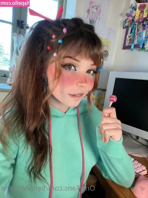 Belle Delphine [ belle-delphine-11 ] - Abs