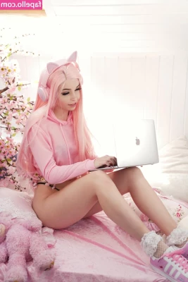 Belle Delphine [ belle-delphine-11 ] - peek a boo 👀 giving you more than a peek or two in the Dms 😈