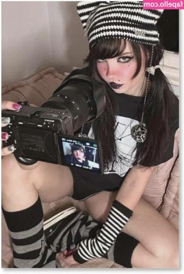 Belle Delphine [ belle-delphine-11 ] - See my last post in my pool room 🎱? Well check your inbox for more part 1