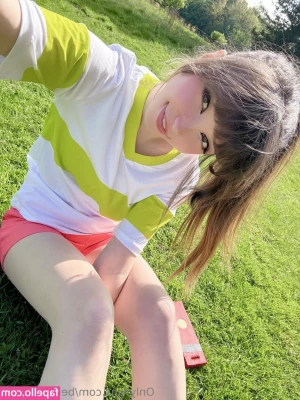 Belle Delphine [ belle-delphine-11 ] - I will be GOING LIVE  amp  putting on a show WHEN I REACH MY GOAL  So