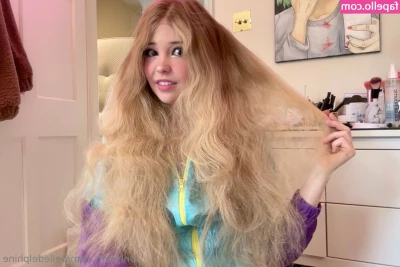 Belle Delphine [ belle-delphine-11 ] - Showing a little love