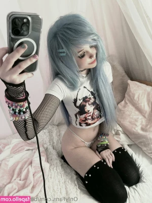Belle Delphine [ belle-delphine-11 ] - my rooms need new paint