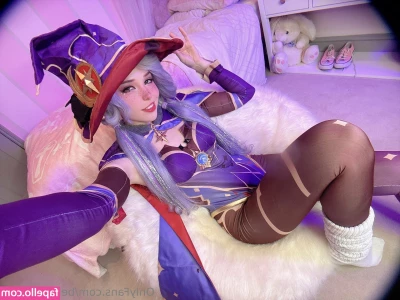 Belle Delphine [ belle-delphine-11 ] - Unlock to open the box