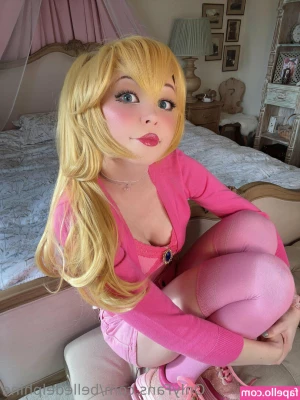 Belle Delphine [ belle-delphine-11 ] - Twinkies used to be something I liked as a kid  but now they re kinda