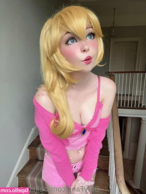 Belle Delphine [ belle-delphine-11 ] - Little peach and tiny gap 🤭🍑