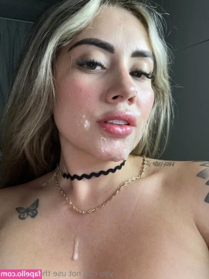 Sara Blonde [ sara-blonde ] - Swipe to pull my thong to the side 😈💓