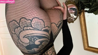 divinement_bon [ divinement-bon ] - It's #freakyfriday baby.... who's ready for Ms. Caliente cumming in