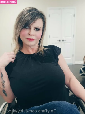 juicywheels1 - 🍑TWERKING IN TINY SPANDEX🍑 come watch how i make it clap baby