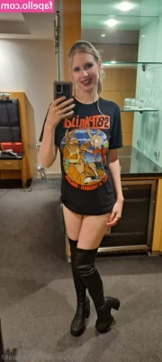 kinkykierra97 [ kinkykierra97-1 ] - Me and this wand are besties… can you tell? 👀😍