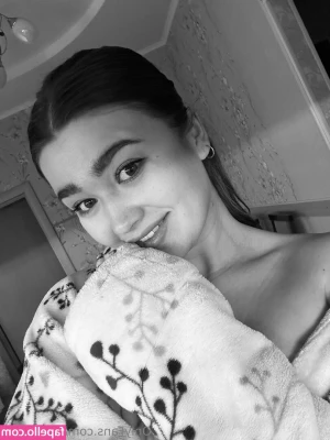 dr_daniela [ dr-daniela ] - pole makes me feel so tall hehe