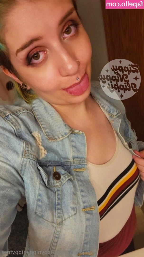 trippyhippypoppyfree - Can you tell who s a top     Going to see this beautiful babygirl