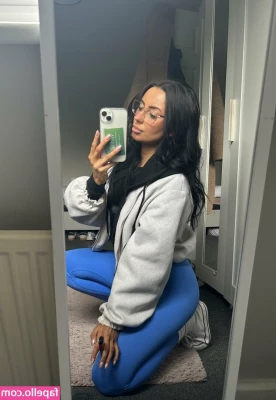 Tia-Louise Cateer [ tia-louise-cateer ] - Hi babes! I’ll be live at 830 pm pst tonight see you soon 😻