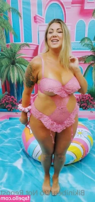 Bikinibee Kitana [ bikinibee-kitana ] - What color should I paint my toes  xx
