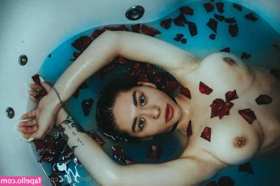 lillie_france [ lillie-france ] - voi che mi masturbi in privato per te