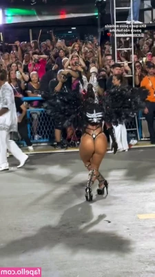Viviane Araujo [ viviane-araujo ] - Can I ride your bike  boy