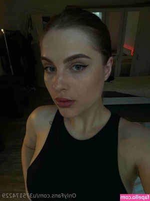 laura22777 - Pretty dick Wanna suck it