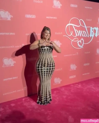 Nelly Furtado [ nelly-furtado ] - Sending out this video tonight!!  First time using a toy to do anal