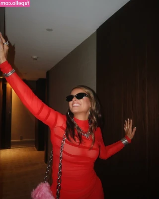 Nelly Furtado [ nelly-furtado ] - this angle is… interesting🤣🐱🍒