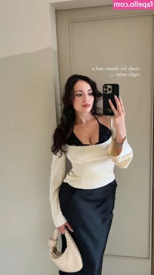 Sonia Ferraro [ sonia-ferraro ] - Give me your money so I can send you naughty photos in this