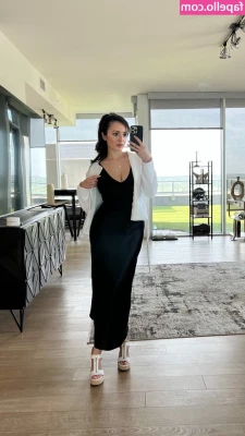 Sonia Ferraro [ sonia-ferraro ] - Does this thing make my pussy look good