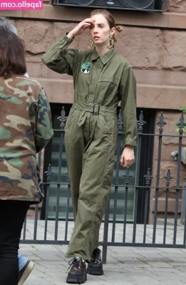 Maya Hawke [ maya-hawke ] - Popping out the starter