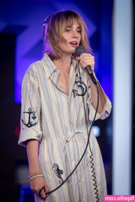 Maya Hawke [ maya-hawke ] - Just some nice wet  clean size 2 feet