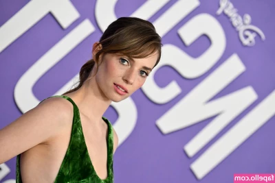 Maya Hawke [ maya-hawke ] - Tickling Nicole Feet 🦶