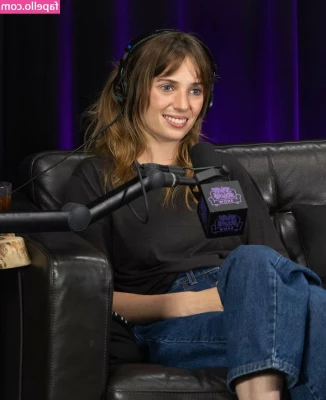 Maya Hawke [ maya-hawke ] - Me masturbo súper rico con este vibrador