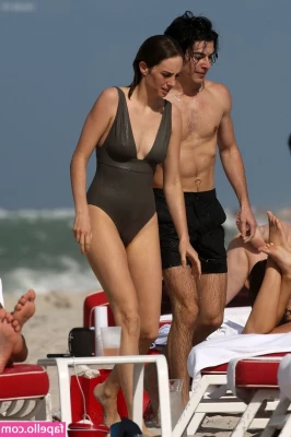 Maya Hawke [ maya-hawke ] - We like playing with our own titties too