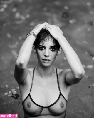 Maya Hawke [ maya-hawke ] - I’ve got me a saber.. don’t think you’re suppose to lick it tho