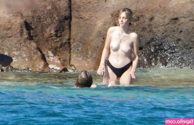 Maya Hawke [ maya-hawke ] - Nip slip part 1