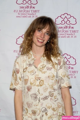 Maya Hawke [ maya-hawke ] - Throat baby🥺😋