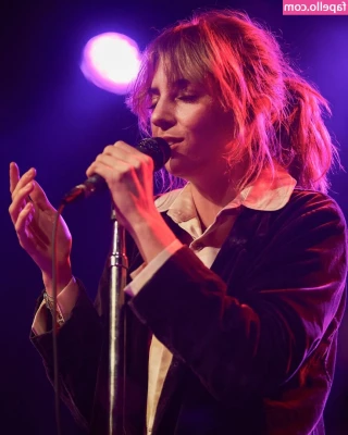 Maya Hawke [ maya-hawke ] - Sera baci