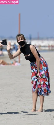 Maya Hawke [ maya-hawke ] - Beautiful day in the park