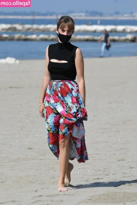 Maya Hawke [ maya-hawke ] - Naked Beardman