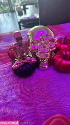 badd_birdie [ badd-birdie ] - Really big low hanging balls at night in bed   need a good boy to