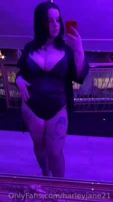 harleyjane21 - Decided to do something special. Do u see it lol