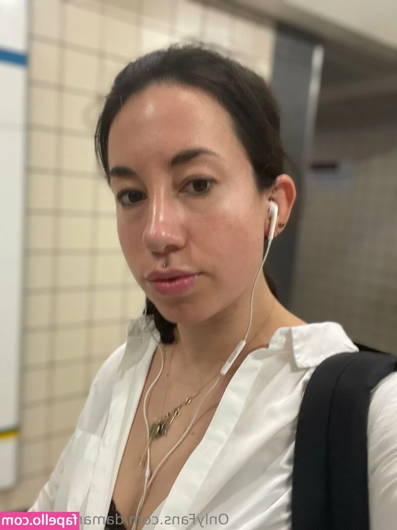 damarisbeeating - I love to walk without panties and underwear  with a small butt plug
