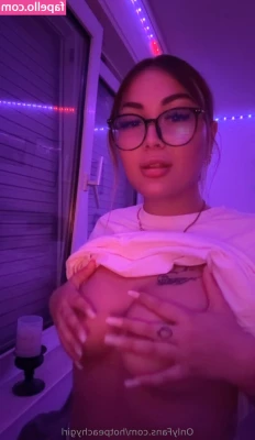 Hotpeachygirl [ hotpeachygirl-1 ] - Watch me dangle my feet and play with my long toes like you're hiding