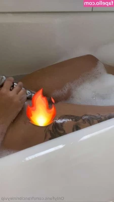 Francesca Brinley [ francesca-brinley ] - SOUS LA DOUCHE 🚿 Quand je n'ai pas de bonne grosse bite à me