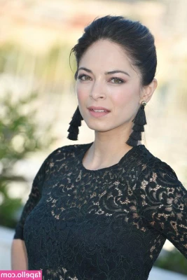 Kristin Kreuk [ kristin-kreuk ] - Manitas contra la pared
