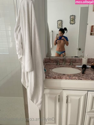 Cindy Starfall [ cindy-starfall ] - Is it just me or did my ass get fatter?? Hehe