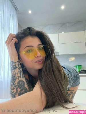 yourqueen3 - Love my big round wild booty  Wondering how many tributes you will buy
