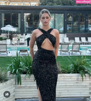 Sophie Morelli [ sophie-morelli ] - Who wants to catch my butterfly? 🦋