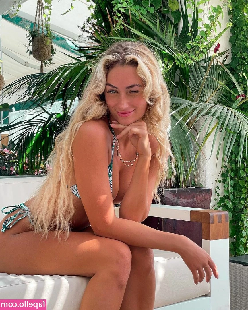 Sophie Morelli [ sophie-morelli ] - if you made it to zeroo... im waiting for you in my DMs 😋