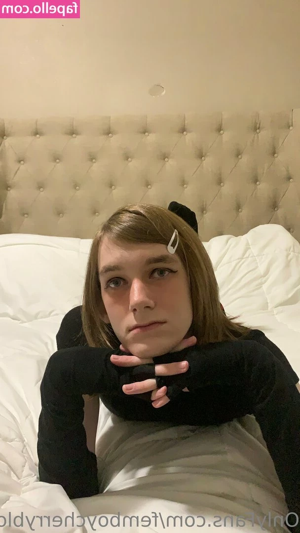 femboycherryblossom - I think the mirror definitely adds an extra element in these photos  