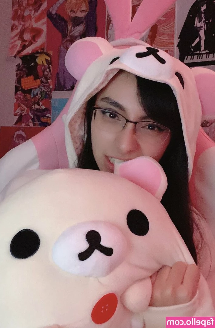 Uwumi - close up eye contact, begging for ur cum <3