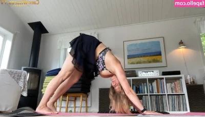 Marlingyoga - Happy Hump Day 🍑 😘 ❌As always guys, don’t forget to leave